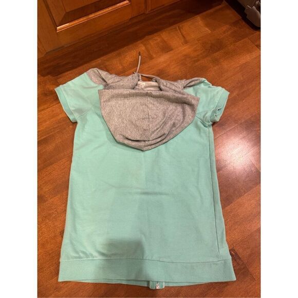 Woman’s Nike short sleeve zipper jacket hooded size small - Picture 4 of 4